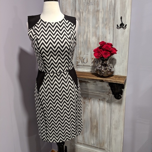 H&M Dresses & Skirts - 💗Sexy H & M black and white chevron dress